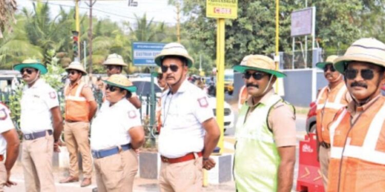 “தலைக்கு மேல் மின்விசிறி; சிக்னலில் ஏசி எஃபெக்ட்!” – திருப்பூரில் வாட்டும் வெயிலைச் சமாளிக்க போலீசாருக்கு ‘ஹைடெக்’ சோலார் தொப்பிகள்!