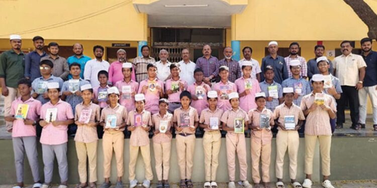 “வாசிப்பை வசமாக்கும் வருங்காலத் தூண்கள்!” – அல்-அமீன் பள்ளியில் 24 புத்தகங்களை அலசி ஆராய்ந்து மாணவர்கள் அசத்தல்!