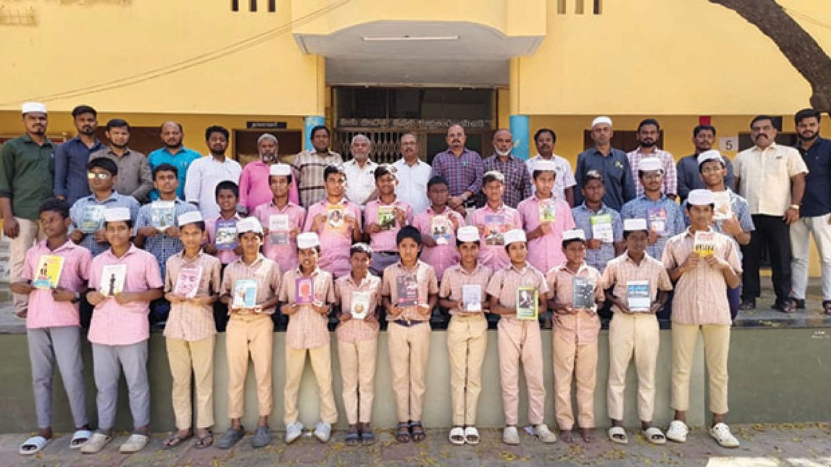 “வாசிப்பை வசமாக்கும் வருங்காலத் தூண்கள்!” – அல்-அமீன் பள்ளியில் 24 புத்தகங்களை அலசி ஆராய்ந்து மாணவர்கள் அசத்தல்!