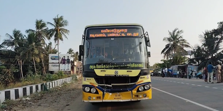 திருவாரூரில் பள்ளி மாணவர்களை ஏற்றிச் சென்ற ஆட்டோ மீது, அதிவேகமாக வந்த அரசு பேருந்து மோதி விபத்து