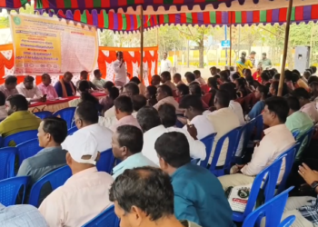 வருவாய்த்துறையினர் 8-வது  நாளாக காத்திருப்பு போராட்டத்தில் ஈடுபட்டு வருவதால்  பொதுமக்கள் அவதி