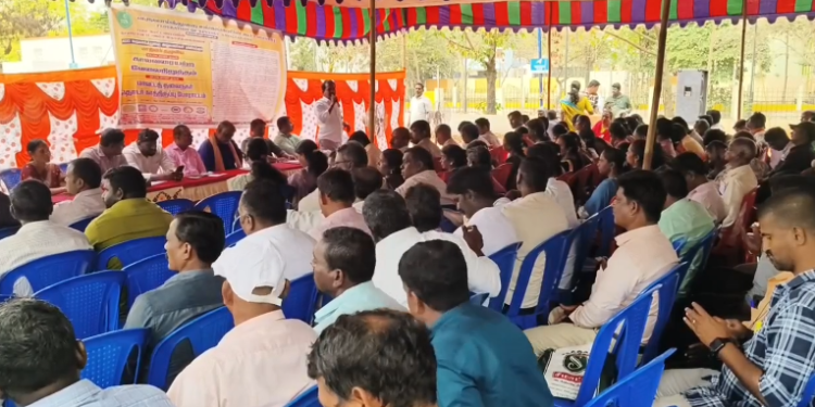 வருவாய்த்துறையினர் 8-வது  நாளாக காத்திருப்பு போராட்டத்தில் ஈடுபட்டு வருவதால்  பொதுமக்கள் அவதி