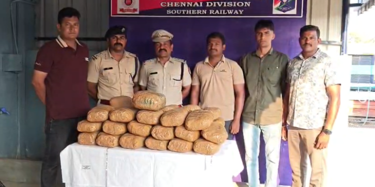 ஜோலார்பேட்டை அருகே ஹவுரா எக்ஸ்பிரஸ் ரயிலில் பொதுஜன பெட்டியில் கேட்பாராற்று கிடந்த 36 கிலோ கஞ்சாவை பறிமுதல்