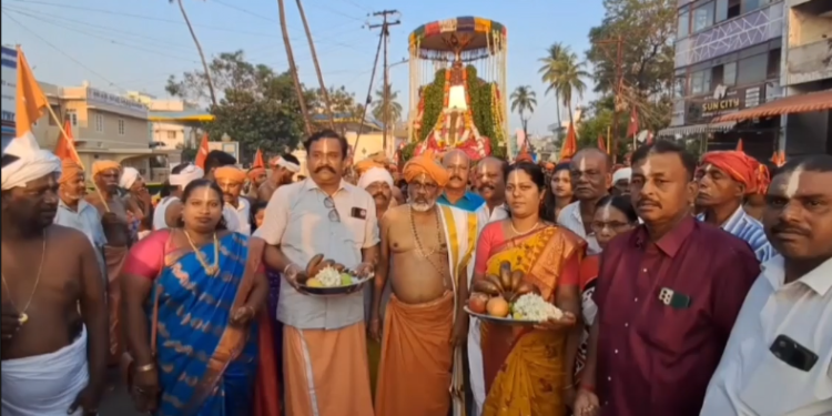 அய்யா வைகுண்டரின் 194-வது அவதார தினத்தை முன்னிட்டு சுவாமிதோப்பு வைகுண்டர் தலைமை பதிக்கு நடந்தே  ஊர்வலமாக பக்தர்கள்