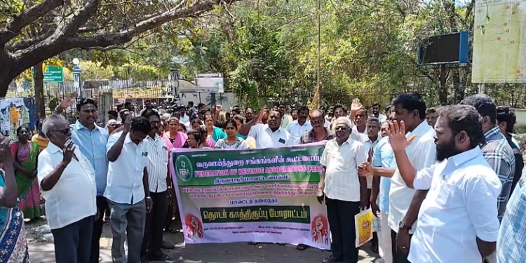 திருவாரூரில் பணி பாதுகாப்பு சட்டத்தை உடனடியாக அமல்படுத்த வேண்டும் உள்ளிட்ட 9 அம்ச கோரிக்கைகளை வலியுறுத்தி  திடீர் சாலை மறியல்