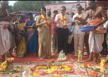 திருவாரூர்  ஜீப்ளி மார்க்கெட் பகுதியில் புதிய வணிக வளாக கட்டுமான பணிகளுக்கு மாவட்ட ஆட்சியர் மோகனச்சந்திரன் அடிக்கல் நாட்டினார்