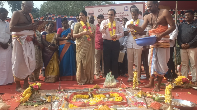 திருவாரூர்  ஜீப்ளி மார்க்கெட் பகுதியில் புதிய வணிக வளாக கட்டுமான பணிகளுக்கு மாவட்ட ஆட்சியர் மோகனச்சந்திரன் அடிக்கல் நாட்டினார்