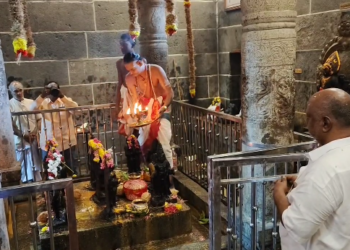 மயிலாடுதுறை மாயூரநாதர் ஆலயத்தில்  உள்ள  சனீஸ்வர பகவான் சனி பெயர்ச்சி விழா