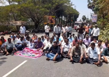 திருவாரூரில் பணி பாதுகாப்பு சட்டத்தை உடனடியாக அமல்படுத்த வேண்டும் உள்ளிட்ட 9 அம்ச கோரிக்கைகளை வலியுறுத்தி சாலை மறியல்