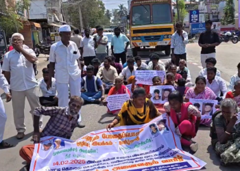 முட்டம் கிராமத்தில் கடந்த ஆண்டு கல்லூரி மாணவன் மற்றும் இளைஞர் வெட்டி படுகொலை குடும்பத்தினருக்கு அரசு வேலை  நிறைவேற்றக்கோரி சாலை மறியல்