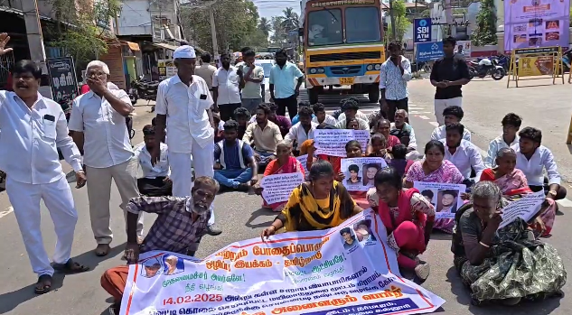 முட்டம் கிராமத்தில் கடந்த ஆண்டு கல்லூரி மாணவன் மற்றும் இளைஞர் வெட்டி படுகொலை குடும்பத்தினருக்கு அரசு வேலை  நிறைவேற்றக்கோரி சாலை மறியல்