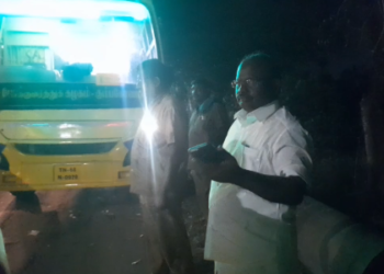 திருவாரூர் அருகே நடுவழியில் பழுதாகி நின்ற அரசு பேருந்து. மாற்று பேருந்துக்காக காத்து நின்ற நாடாளுமன்ற உறுப்பினர்