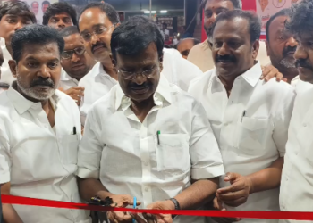 திருத்தணியில் கலைஞர் நூலகம் திறப்பு விழா கலந்துகொண்டு ஆட்டோவை  நீண்டதூரம் ஓட்டிச்சென்ற அமைச்சர் நாசர்