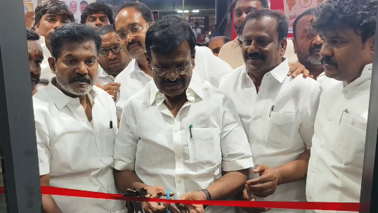 திருத்தணியில் கலைஞர் நூலகம் திறப்பு விழா கலந்துகொண்டு ஆட்டோவை  நீண்டதூரம் ஓட்டிச்சென்ற அமைச்சர் நாசர்