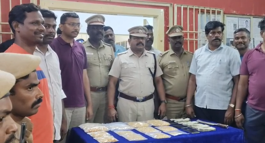 விழுப்புரத்தில்  நகை வியாபாரியிடம் கத்தியை காட்டி மிரட்டி (கொல்லர்) 4 கிலோ தங்க நகை பணம் வழிப்பறி 4 பேரை கைது  