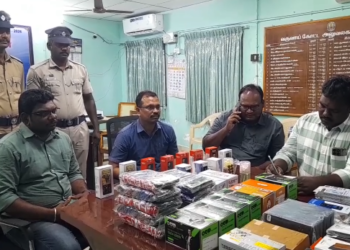 திருவாரூரில் ஆவணங்கள் இன்றி லாரியில் எடுத்து வந்த ரூபாய் 1,77,550  மதிப்பிலான செல்போன் உதிரி பாகங்கள் பறிமுதல்