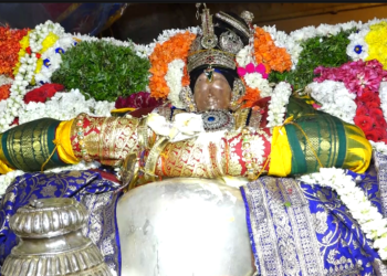 மன்னார்குடி வெண்ணைத்தாழி திருவிழா ராஜகோபால சுவாமி மீது வெண்ணை அடித்து வழிபாடு