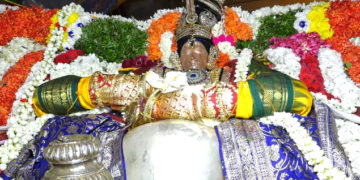 மன்னார்குடி வெண்ணைத்தாழி திருவிழா ராஜகோபால சுவாமி மீது வெண்ணை அடித்து வழிபாடு