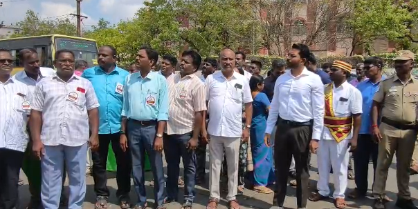 என் வாக்கு விற்பனைக்கு அல்ல, 100சதவிகிதம் வாக்களிக்க வேண்டும் என்பதை வலியுறுத்தி விழிப்புணர்வு ஸ்டிக்கர்