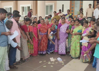 100 வருடத்திற்கு மேல் வசிக்கும் தூய்மை பணியாளர்கள் 150 குடும்பத்தினர்களுக்கு வீட்டுமனை பட்டா வழங்க போராட்டம்