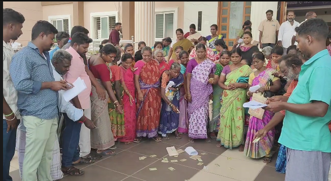 100 வருடத்திற்கு மேல் வசிக்கும் தூய்மை பணியாளர்கள் 150 குடும்பத்தினர்களுக்கு வீட்டுமனை பட்டா வழங்க போராட்டம்