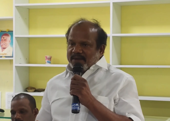 விழுப்புரம் தொகுதி ADMKவெற்றி பெறும் நிலையில் இருந்தாலும் அதனை பறிக்கும் வகையில் சண்முகத்திற்கு எதிராக போர்க்கொடி