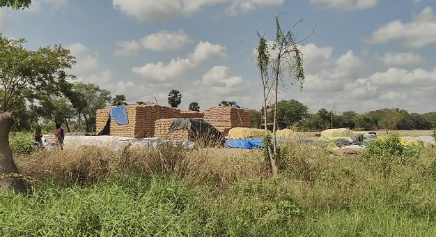 முன்னறிவிப்பு இன்றி நேரடி நெல் கொள்முதல் நிலையம் மூடப்பட்டதால், மிகுந்த நஷ்டம் விவசாயிகள் வேதனை