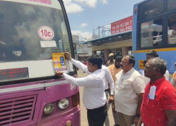 மயிலாடுதுறையில் 100%வாக்களிக்க வேண்டும் என்பதை வலியுறுத்தி பேருந்து & வாகனங்களில் ஓட்டு ஸ்டிக்கர்கள்  விழிப்புணர்வு 