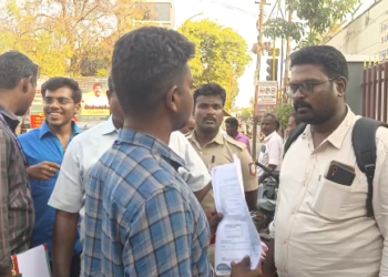 வாகன சோதனையில் சிக்கிய 100 GiftBox தனியார் சிமென்ட் நிறுவனம் ஆவணம் இன்றி வந்த பொருட்கள் பறிமுதல்