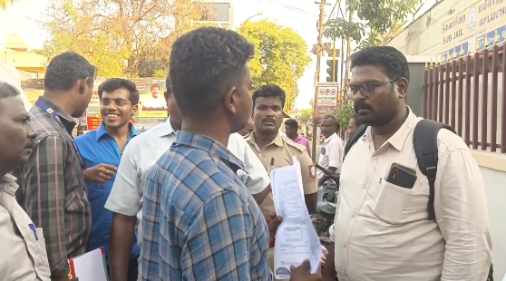 வாகன சோதனையில் சிக்கிய 100 GiftBox தனியார் சிமென்ட் நிறுவனம் ஆவணம் இன்றி வந்த பொருட்கள் பறிமுதல்