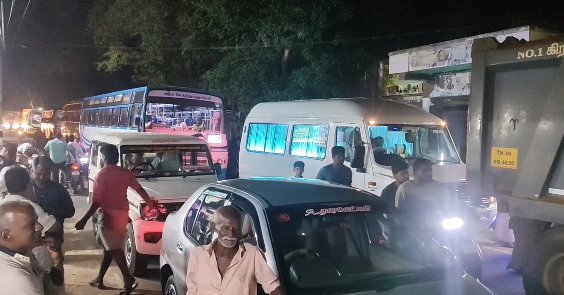 சாலை விபத்தில் படுகாயம் அடைந்து தஞ்சை அரசு மருத்துவமனையில் குடும்பத்தினர் சாலை மறியல் போராட்டம்