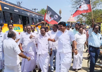 நன்னிலம் சட்டமன்ற தொகுதிக்கு அதிமுக வேட்பாளராக ஆர்.காமராஜ் அறிவிக்கப்பட்டதை ADMK-வினர் கொண்டாட்டம் 