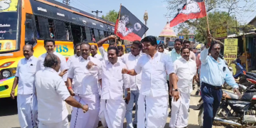 நன்னிலம் சட்டமன்ற தொகுதிக்கு அதிமுக வேட்பாளராக ஆர்.காமராஜ் அறிவிக்கப்பட்டதை ADMK-வினர் கொண்டாட்டம் 