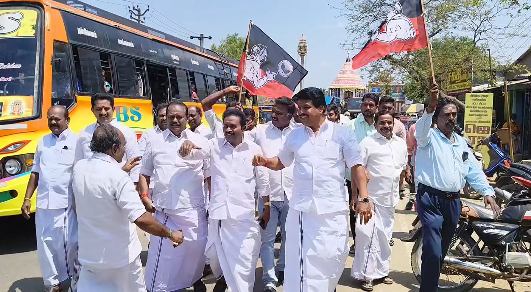 நன்னிலம் சட்டமன்ற தொகுதிக்கு அதிமுக வேட்பாளராக ஆர்.காமராஜ் அறிவிக்கப்பட்டதை ADMK-வினர் கொண்டாட்டம் 