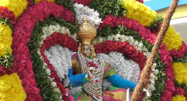 திருத்தணியில் உடல் முழுவதும் அலகு குத்தி அலங்கரிக்கப்பட்ட அம்மனை டிராக்டரில் இழுத்த பக்தர்கள் 