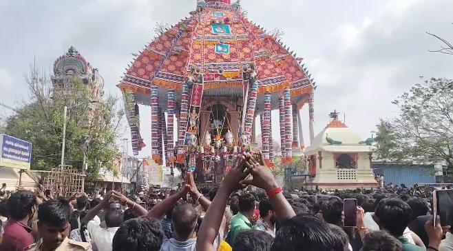 ஆழித்தேரோட்டத்தில் இரண்டு லட்சத்திற்கும் மேலாக குவிந்த பக்தர்கள் கூட்டம்