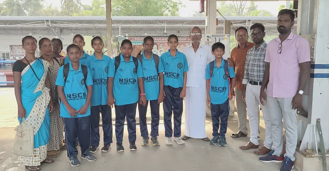 சத்தீஸ்கரில் கேலோ இந்தியா விளையாட்டுப்போட்டியில் தமிழ்நாடுஅணி சார்பில் நரிக்குறவர் சமுதாயத்தை சேர்ந்த 7 மாணவர்களை அனுப்பினர்