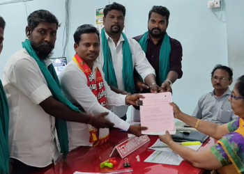 பூம்புகார் நாம் தமிழர் கட்சி வேட்பாளர் இளைய நகுலன் ஏர் கலப்பையுடன் வந்து வட்டாட்சியர் அலுவலகத்தில் வேட்புமனு