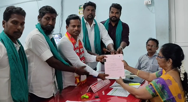 பூம்புகார் நாம் தமிழர் கட்சி வேட்பாளர் இளைய நகுலன் ஏர் கலப்பையுடன் வந்து வட்டாட்சியர் அலுவலகத்தில் வேட்புமனு