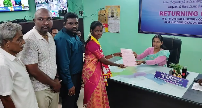 திருவாரூரில் தமிழ்த்தென்றல் திருவிக சிலைக்கு மாலை அணிவித்த பின் பேரணியாக சென்று வேட்பு மனு