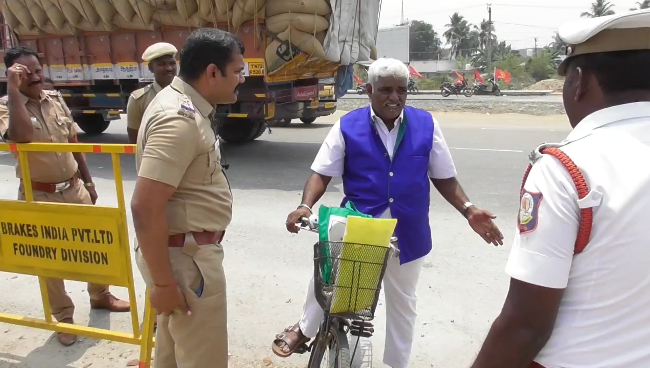 அனைத்து ரேஷன் கடைகளில் மது விற்பனை சைக்கிளில் வந்து வேட்புமனு தாக்கல் செய்த சுயேட்சை வாக்குறுதி