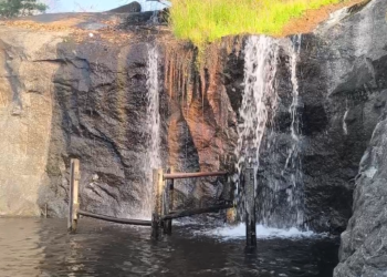 கும்பக்கரை அருவியில் சுற்றுலாப்பயணிகள் குளிக்கவும் அருவிக்கு செல்லவும் வனத்துறை தடை விதிப்பு