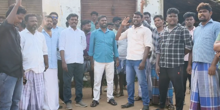 சீர்காழி அருகே மதுபான கடை வாயிலில் மயங்கி விழுந்து வாலிபர் உயிரிழப்பு.