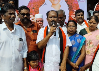 திருக்கடையூரில் தமிழக முதல்வரின் பிறந்தநாள் விழா கேக் வெட்டி தூய்மை பணியாளர்களுக்கு நலத்திட்ட உதவி