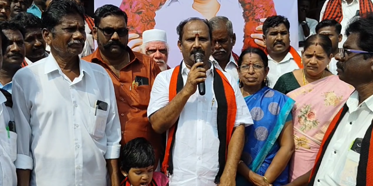 திருக்கடையூரில் தமிழக முதல்வரின் பிறந்தநாள் விழா கேக் வெட்டி தூய்மை பணியாளர்களுக்கு நலத்திட்ட உதவி