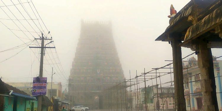 மன்னார்குடி & சுற்றுவட்டார பகுதிகளில் காலை கடும் பணியின் காரணமாக வாகன ஓட்டிகளுக்கு சிரமம்