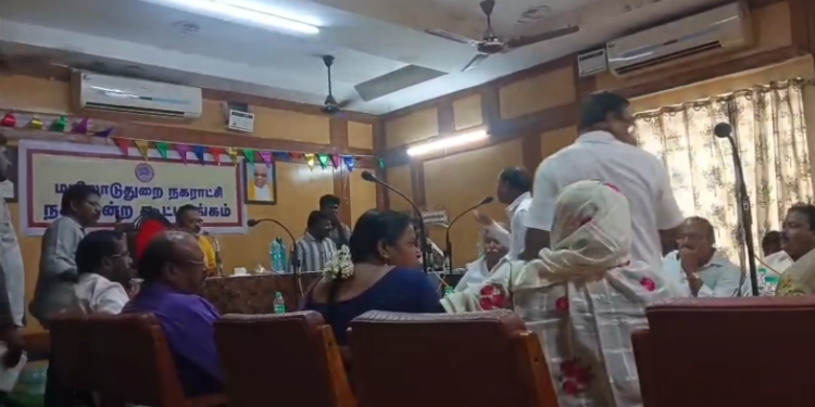 மயிலாடுதுறை நகராட்சி நகர்மன்றத்தில் மாதாந்திரகூட்டத்தில் கேள்வி எழுப்பிய கவுன்சிலரிடம் கடும்வாக்குவாதம்