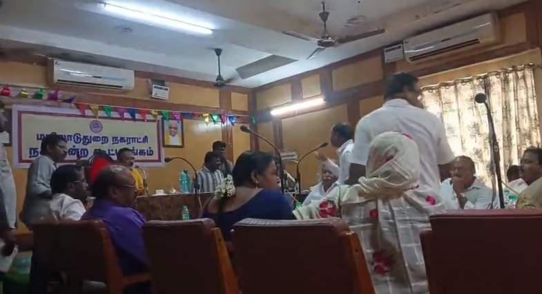 மயிலாடுதுறை நகராட்சி நகர்மன்றத்தில் மாதாந்திரகூட்டத்தில் கேள்வி எழுப்பிய கவுன்சிலரிடம் கடும்வாக்குவாதம்