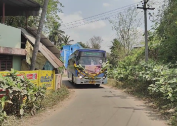 மயிலாடுதுறை சுதந்திரம் பெற்ற நாள் முதல் பேருந்து இல்லாததால் பொதுமக்கள் அவதி புதிய பேருந்துணை இயக்கி வரவேற்த்தனர்