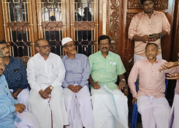 பள்ளிவாசல் தெருவில் பல மாதங்களாக குப்பையை அள்ளாத காரணத்தால் ரம்ஜான் தினத்தன்று ஆர்ப்பாட்டம்